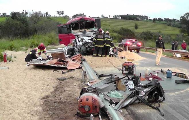 Acidente entre caminhão, caminhonete e carreta deixa dois mortos e quatro feridos na BR-163, em MS